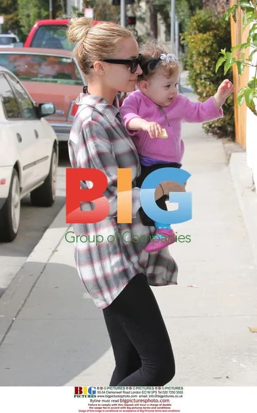 Nicole Richie and daughter visit friend in Hollywood
