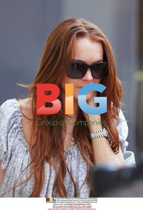 Lindsay Lohan shops at Maui mall