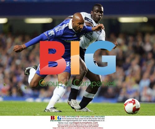 Nicolas Anelka battles with Joseph Yobo