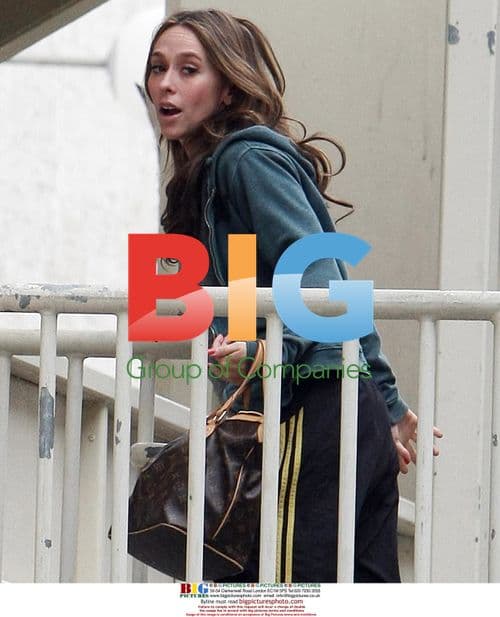 Jennifer Love Hewitt arrives in Hollywood