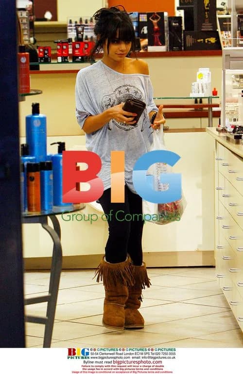 Vanessa Hudgens visits nail salon
