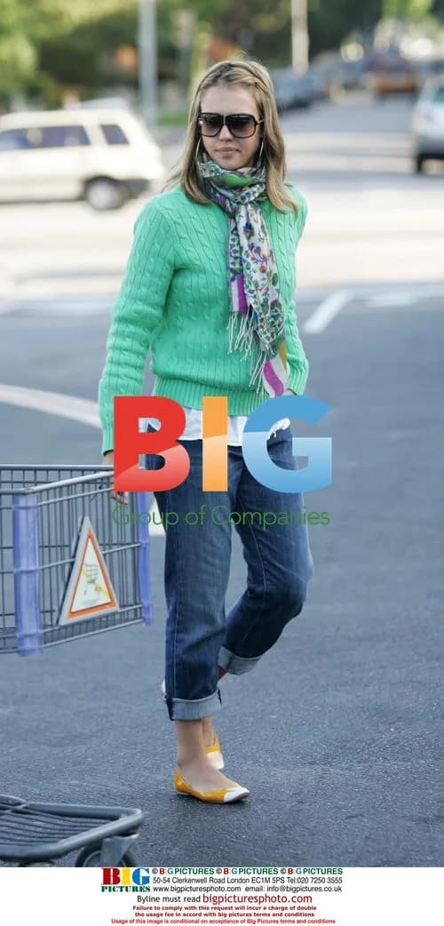 Jessica Alba goes grocery shopping