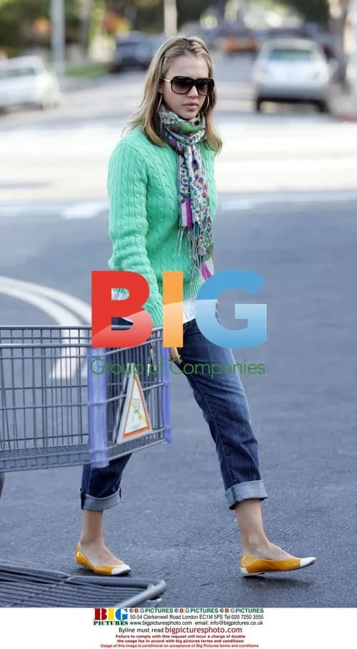 Jessica Alba grocery shopping with daughter
