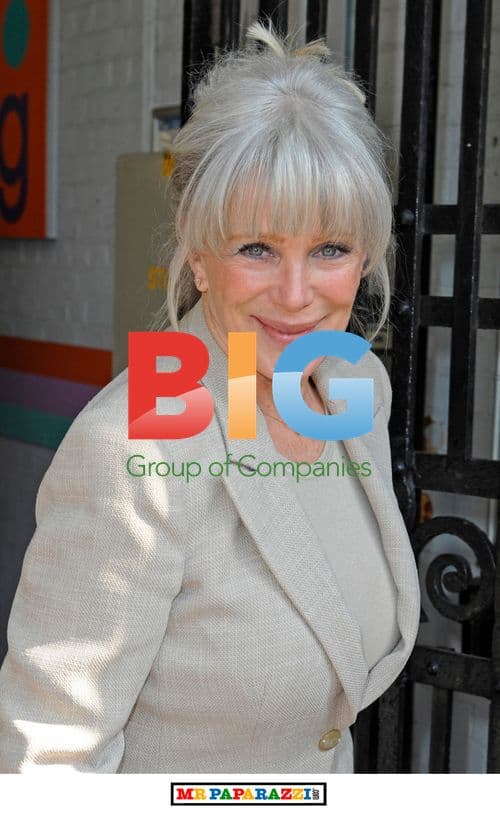 Linda Evans Signs Autographs After 'Hell's Kitchen' Win