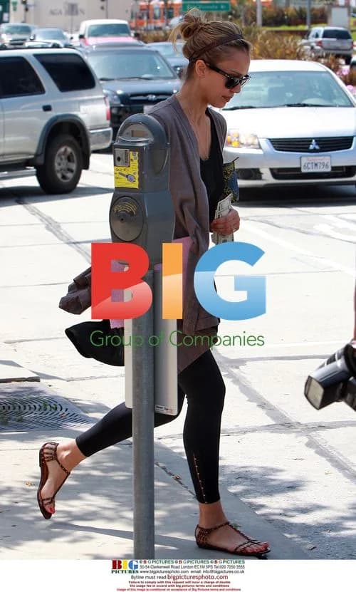 Jessica Alba leaves stationary store