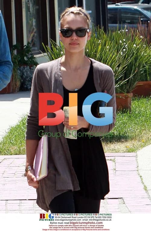 Jessica Alba leaves stationary store