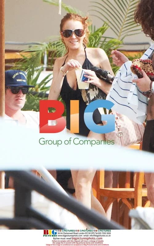 Lindsay Lohan strolls with male friend in Hawaii