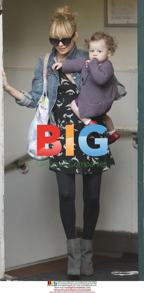 Nicole Richie and daughter Harlow leaving Cafe Med