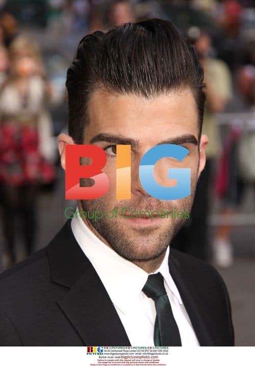 Zachary Quinto signs autographs on 'The Late Show'