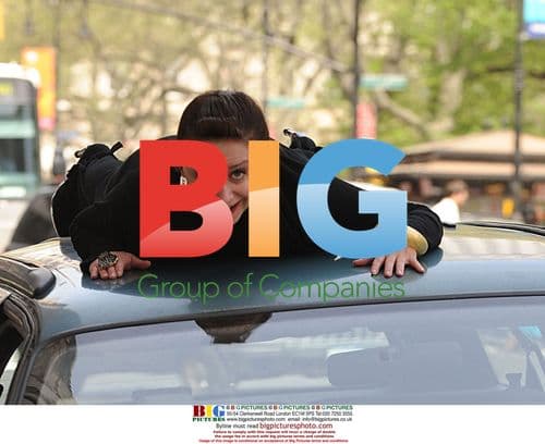 Rachel Dratch filming SNL scene in NYC