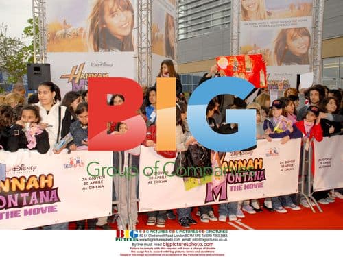 Miley Cyrus & Billy Ray Cyrus at Hannah Montana premiere