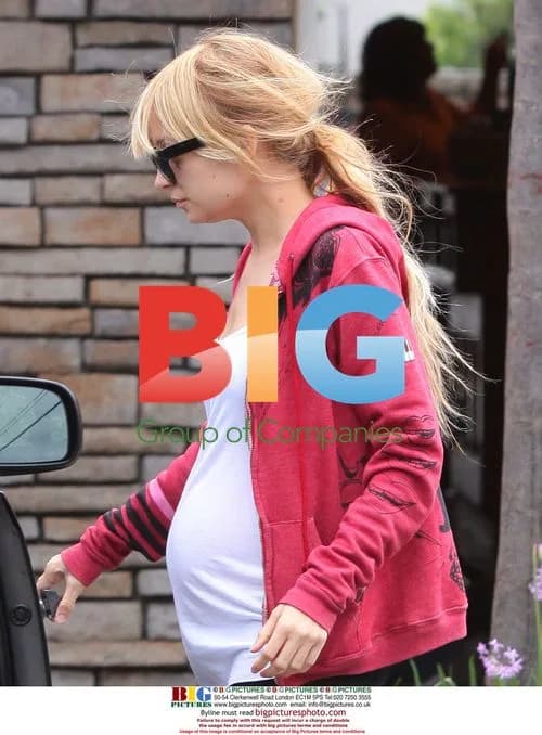 Pregnant Nicole Richie at Pilates and Lunch