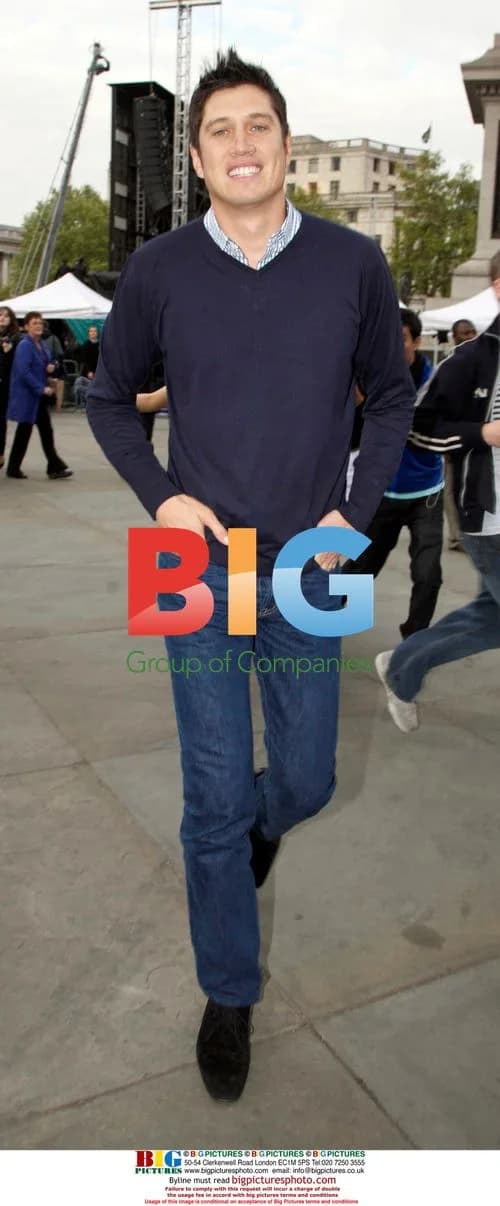 Vernon Kay presents T-Mobile Karaoke advert in Trafalgar Square