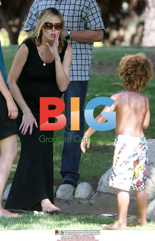 Pregnant Heidi Klum with Kids in Park