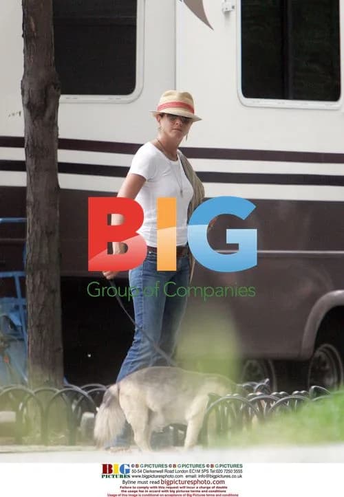 Jennifer Aniston on set of 'The Bounty'