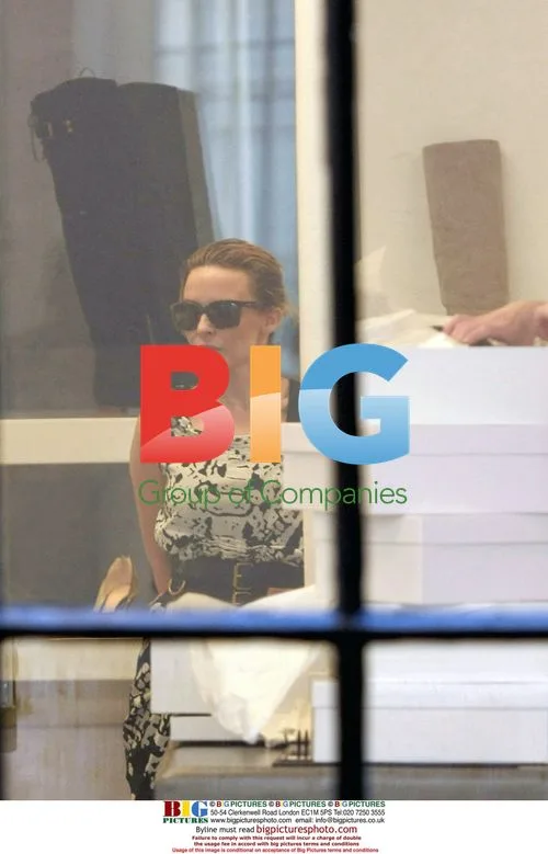 Kylie Minogue Shopping in Paris