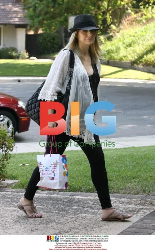Sarah Michelle Gellar Brings Friend Gift in Calabasas