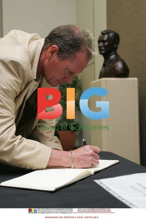 Paul Gascoigne pays respects to Sir Bobby Robson