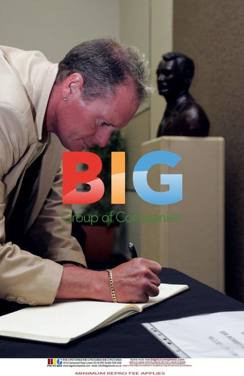 Paul Gascoigne Pays Respects to Sir Bobby Robson