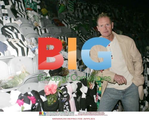 Paul Gascoigne Pays Respects to Sir Bobby Robson