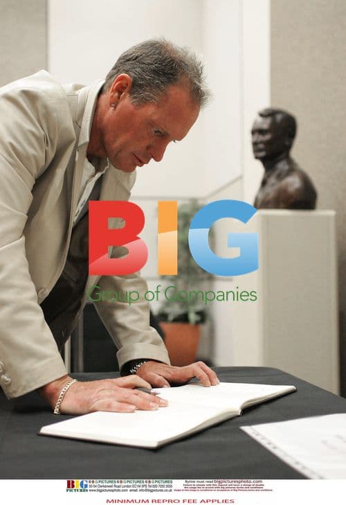 Gascoigne Pays Respects to Sir Bobby Robson