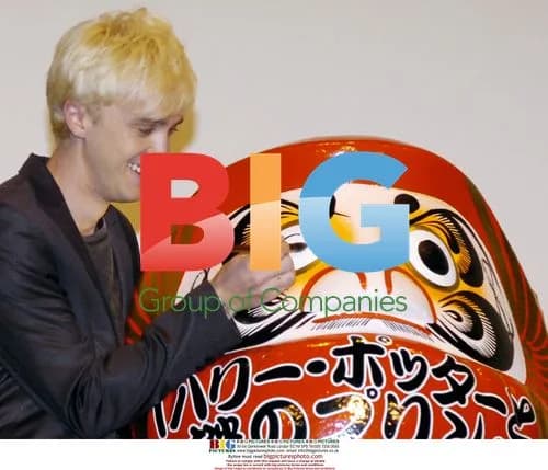 Tom Felton paints eyes for "Daruma" in Tokyo
