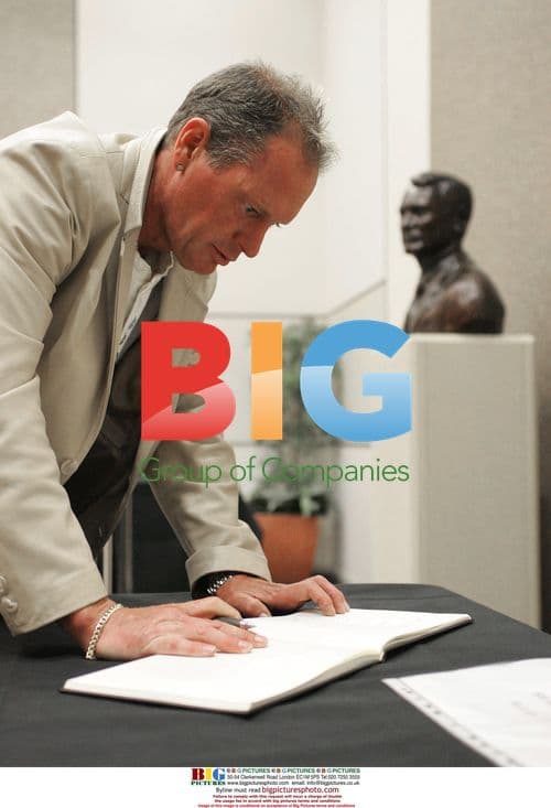 Paul Gascoigne pays respects to Sir Bobby Robson