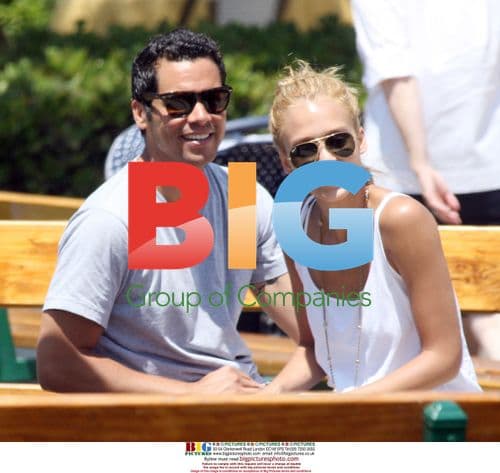 Jessica Alba and family enjoy weekend outing