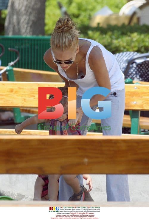 Jessica Alba and family enjoy weekend outing