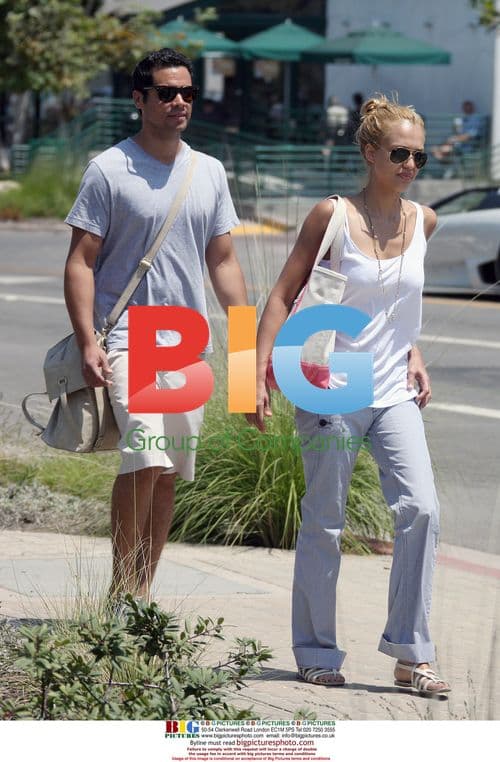 Jessica Alba and family enjoy park outing