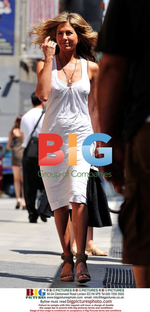 Jennifer Aniston on set of "The Bounty"