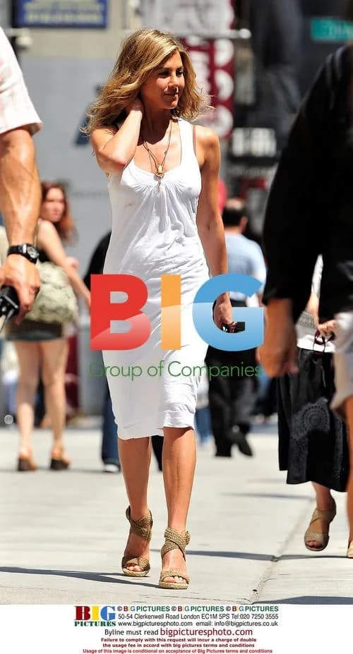 Jennifer Aniston on set of "The Bounty"