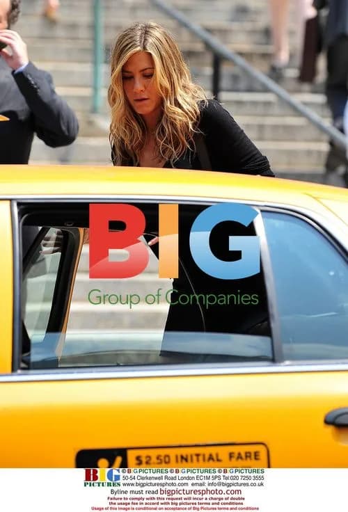 Jennifer Aniston on set of "The Bounty"