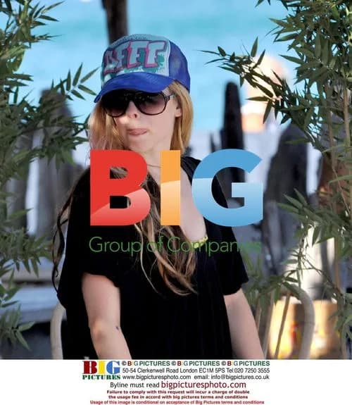 Avril Lavigne play fights in Saint Tropez