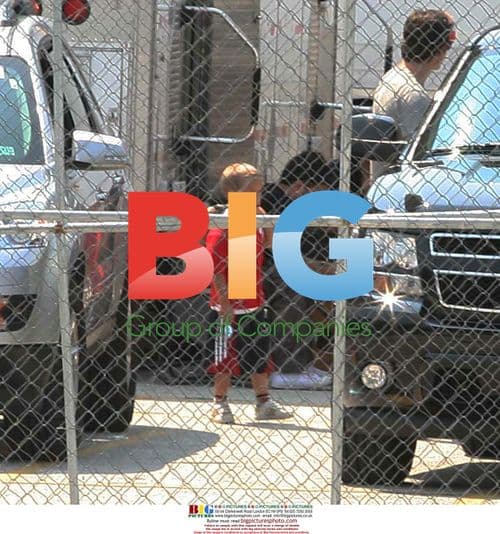 Jake Gyllenhaal and Deacon Phillippe visit Reese Witherspoon on set