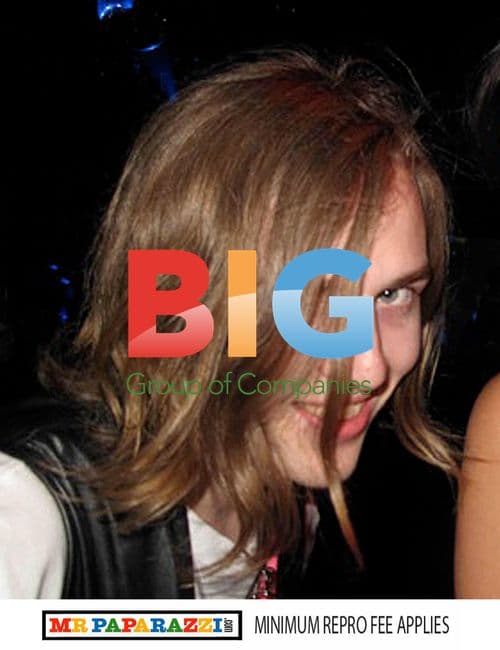 Lily Allen kissing boyfriend in club