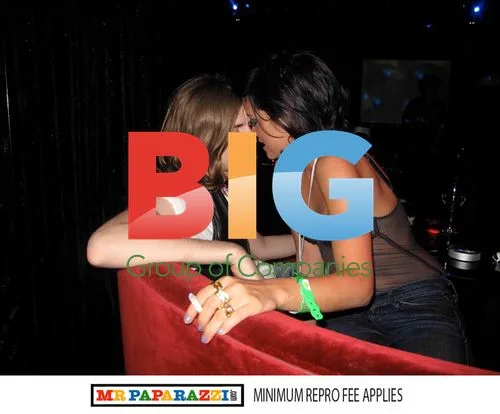 Lily Allen and Wade Oates Kissing