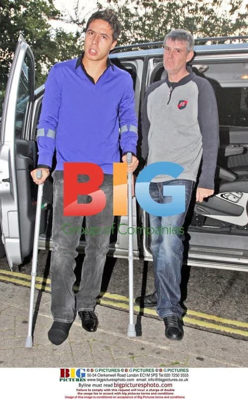 Samir Nasri dines with family on crutches