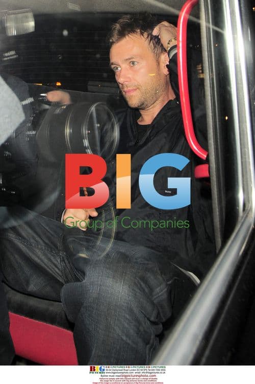 Damon Albarn grabs cab with friends in Covent Garden