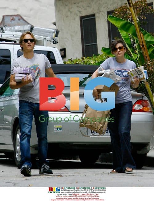 Gennifer Goodwin and boyfriend out with purchases