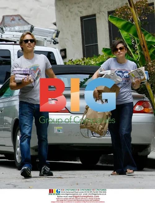 Gennifer Goodwin and boyfriend out with purchases