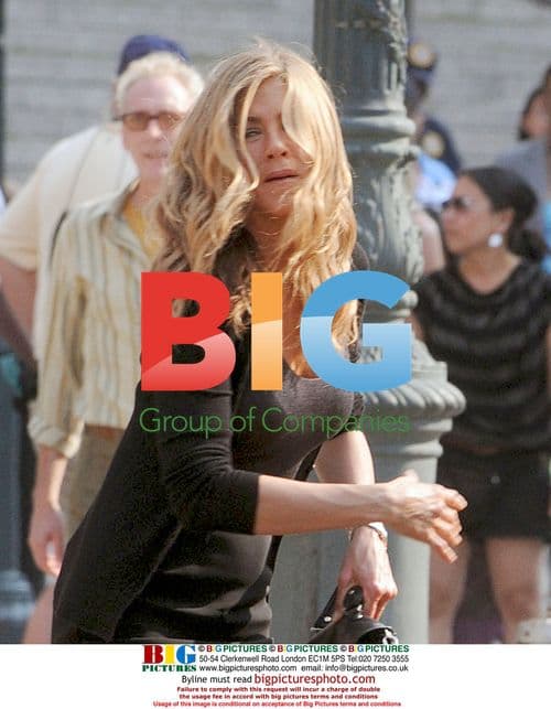 Jennifer Aniston on the set of "The Bounty"