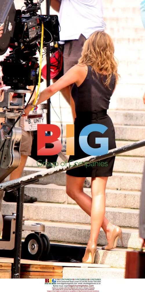 Jennifer Aniston on set of 'The Bounty'