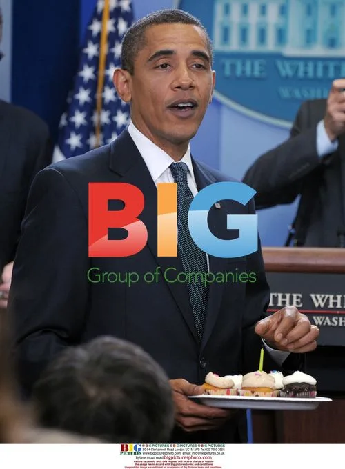 Obama Surprises Helen Thomas with Birthday Cupcakes