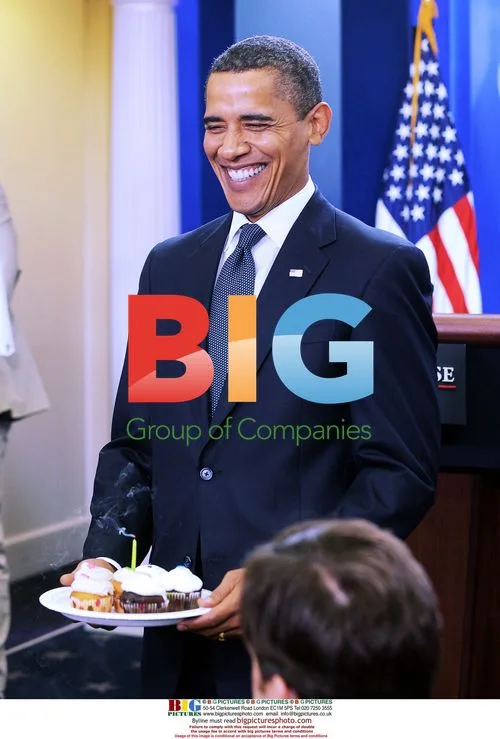 Obama surprises Helen Thomas with birthday cupcakes
