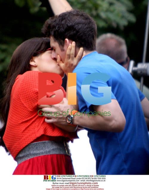 Daniel Eric Gold and America Ferrera on 'Ugly Betty' set