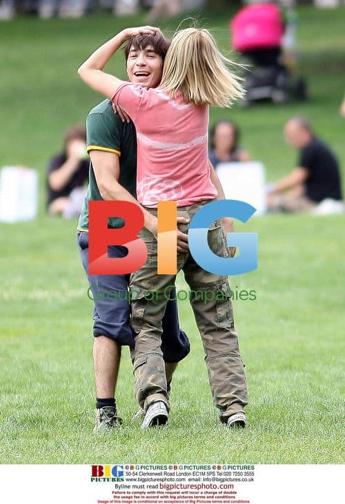 Justin Long and Drew Barrymore on 'Going the Distance' set