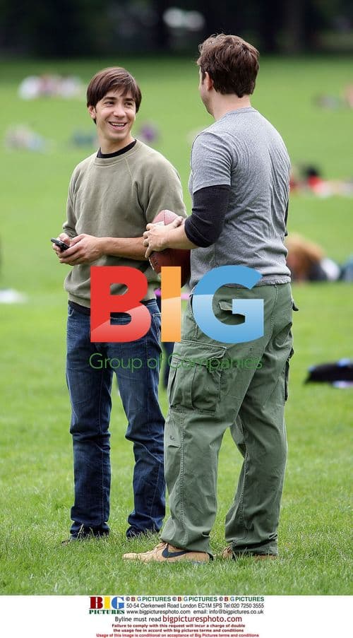 Justin Long and Drew Barrymore on 'Going the Distance' set