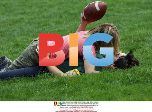 Justin Long and Drew Barrymore on "Going the Distance" set