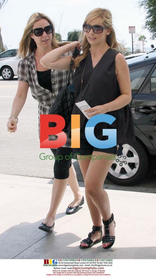 Sarah Michelle Gellar out for lunch and shopping